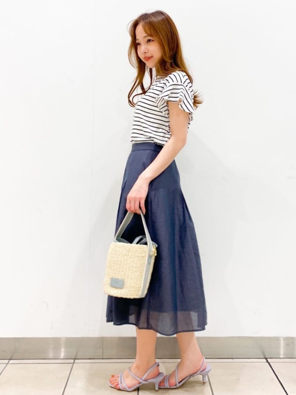 ホワイト系のTシャツ/カットソー、その他のスカート、グレー系のショルダーバッグを着用したレディースの夏コーディネートの2枚目の写真