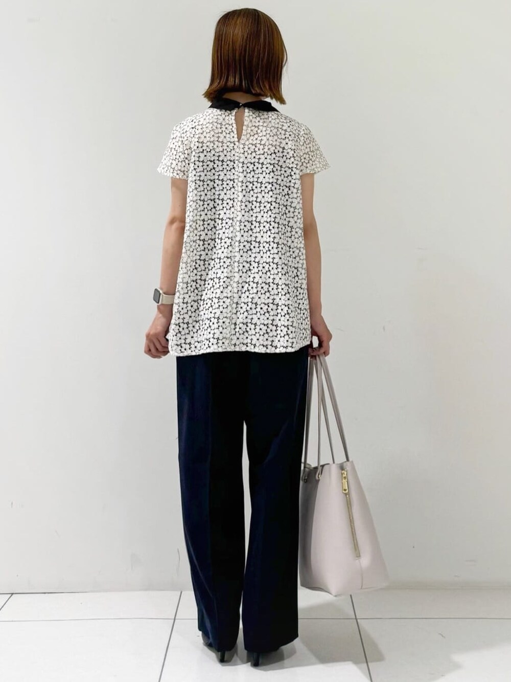 ベージュ系のシャツ/ブラウス、ブルー系のその他パンツ、ブラック系のパンプスを着用したレディースの夏コーディネートの3枚目の写真