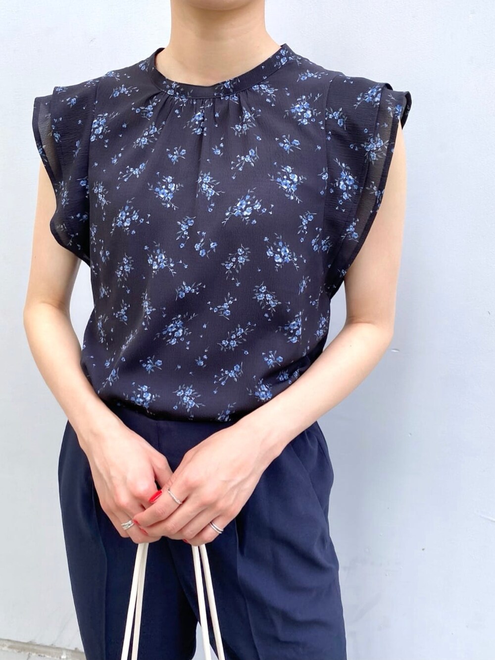 ブルー系のシャツ/ブラウス、ブルー系のその他パンツ、グレー系のトートバッグを着用したレディースの夏コーディネートの3枚目の写真