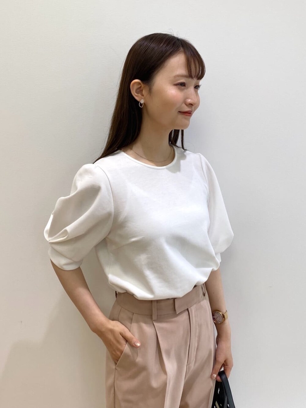 イエロー系のその他パンツ、ブラック系のハンドバッグ、ゴールド系のパンプスを着用したレディースの春コーディネートの6枚目の写真