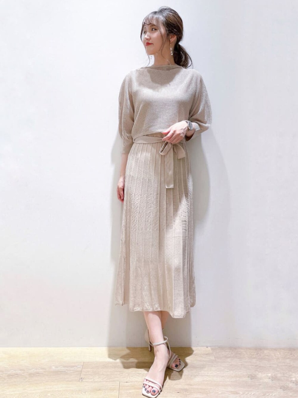 ホワイト系のワンピース、ベージュ系のサンダル、ホワイト系のイヤリングを着用したレディースの夏コーディネートの3枚目の写真