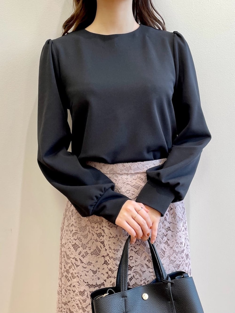 ブラック系のTシャツ/カットソー、ベージュ系のスカート、ブラック系のパンプスを着用したレディースの冬コーディネートの7枚目の写真