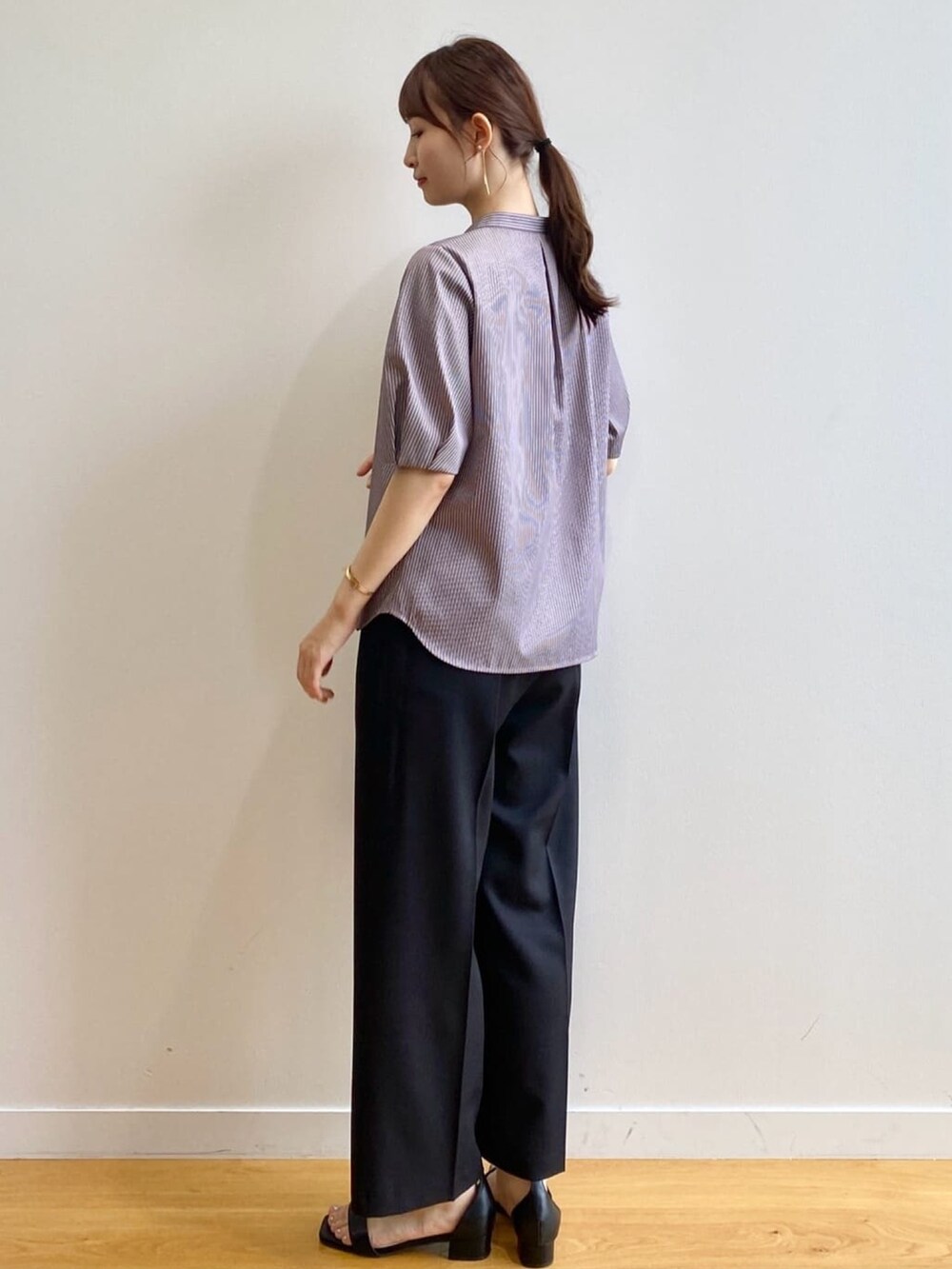 パープル系のシャツ/ブラウス、ブラック系のその他パンツ、ブラック系のサンダルを着用したレディースの夏コーディネートの5枚目の写真