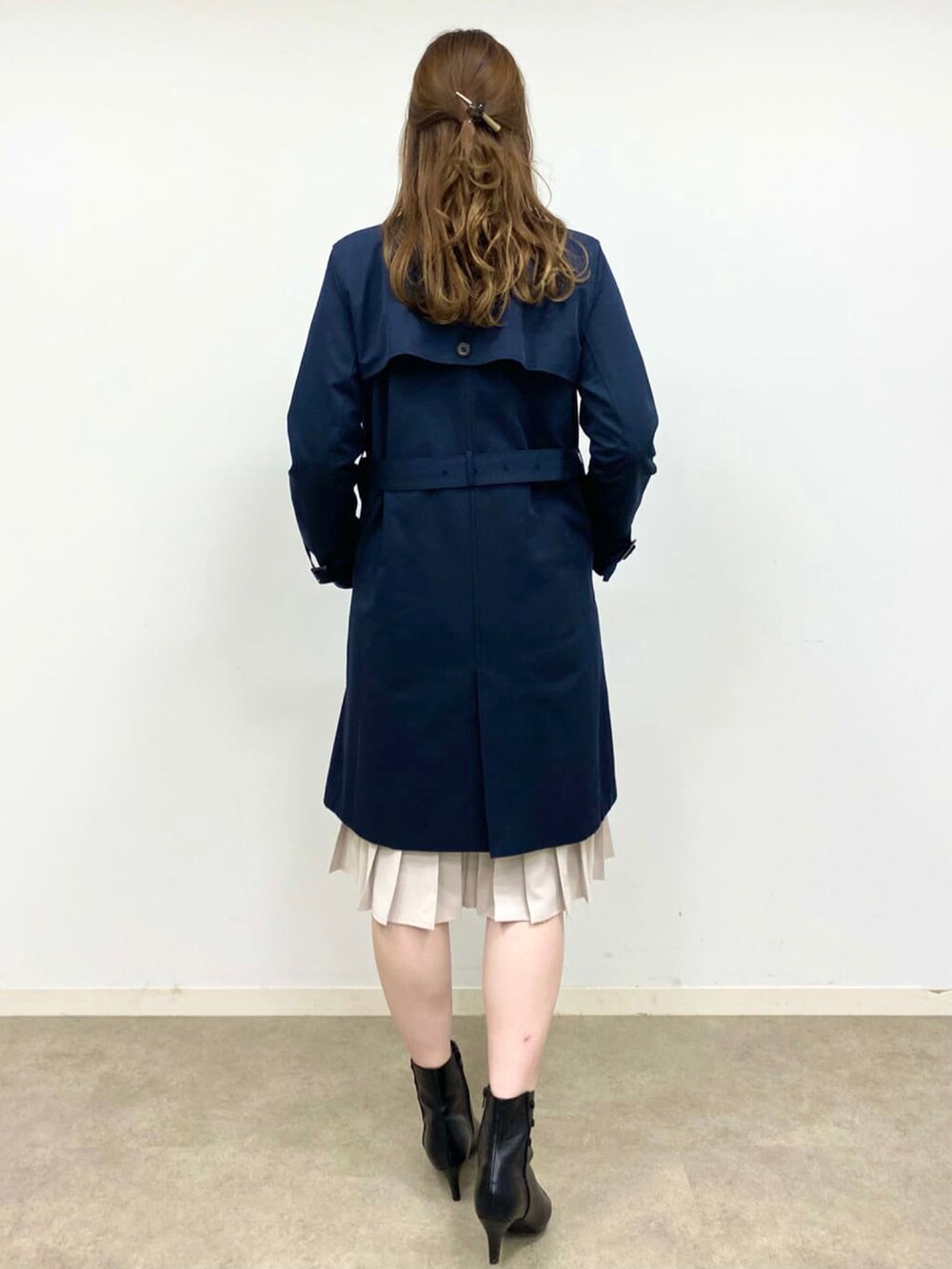 「INDEX、インデックス、私の推しブランド、ワンピース、プチプラ、プチプラコーデ、オフィスカジュアル、キレイめ、きれいめカジュアル、あったかコーデ、春コーデ、春、トレンチコート、ブーツ、ショートブーツ」｜「indexのDeodra Freshトレンチコート【WEB限定サイズ】（トレンチコート、ブルー系）」を使った、index スタッフさん（レディース・158cm）の冬コーディネートの2枚目の写真