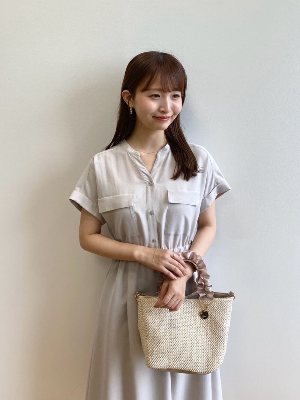 ベージュ系のワンピース、ベージュ系のトートバッグを着用したレディースの夏コーディネートの6枚目の写真