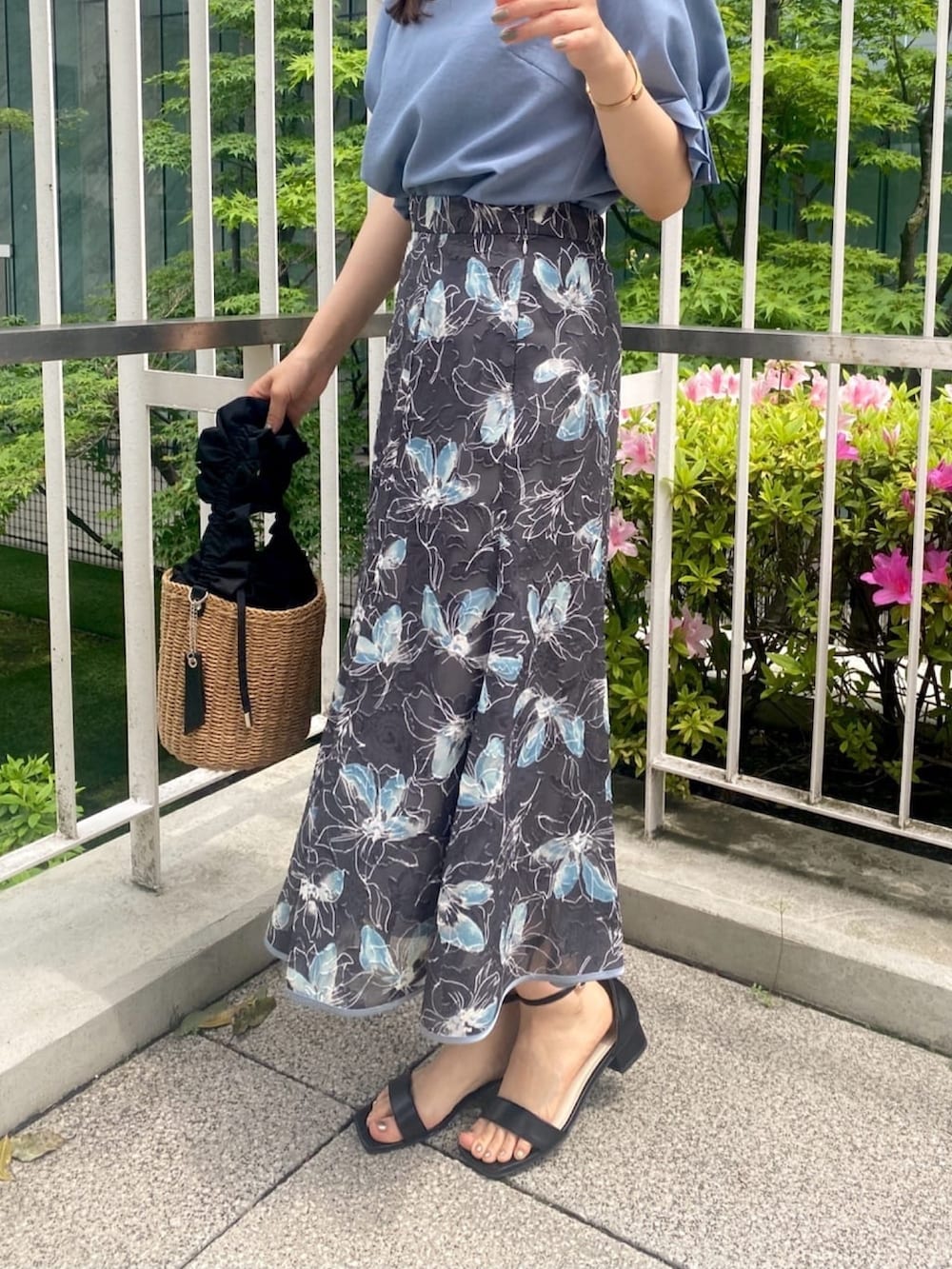 ブルー系のシャツ/ブラウス、グレー系のスカート、ブラック系のサンダルを着用したレディースの夏コーディネートの9枚目の写真