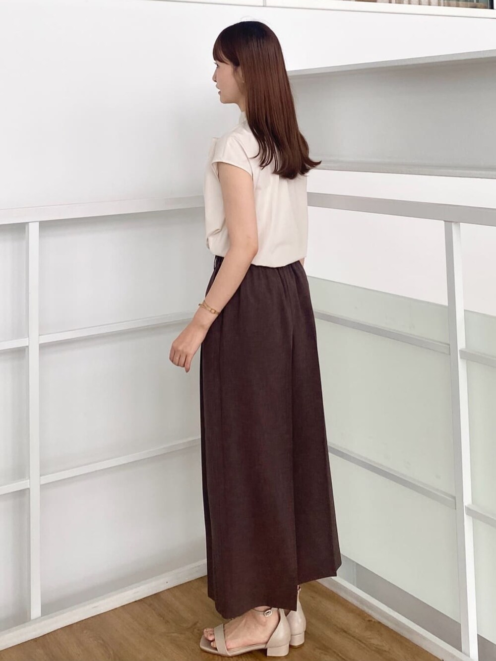 ベージュ系のシャツ/ブラウス、ブラウン系のその他パンツ、ベージュ系のサンダルを着用したレディースの夏コーディネートの5枚目の写真