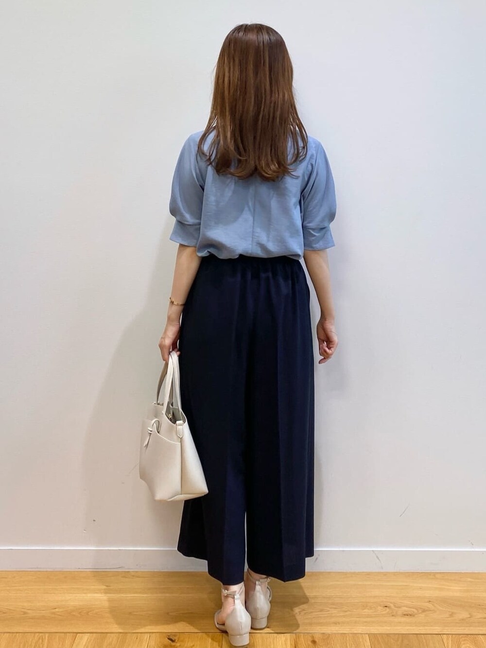 ブルー系のシャツ/ブラウス、ブルー系のその他パンツ、ベージュ系のサンダルを着用したレディースの夏コーディネートの4枚目の写真