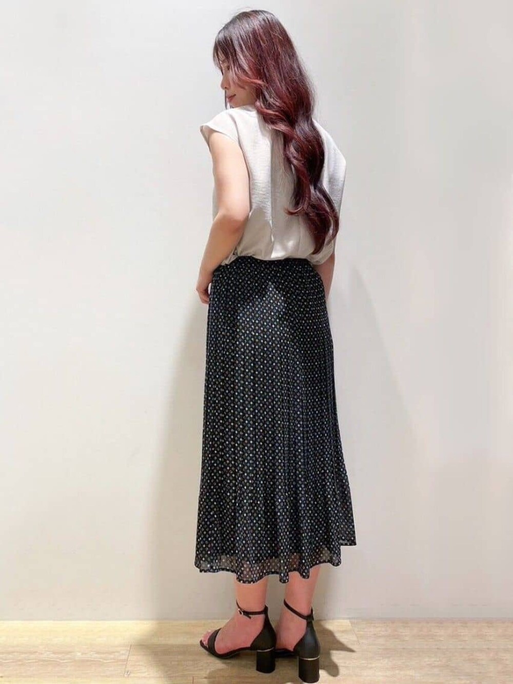 ブラック系のスカート、ベージュ系のシャツ/ブラウス、ブラック系のサンダルを着用したレディースの夏コーディネートの3枚目の写真