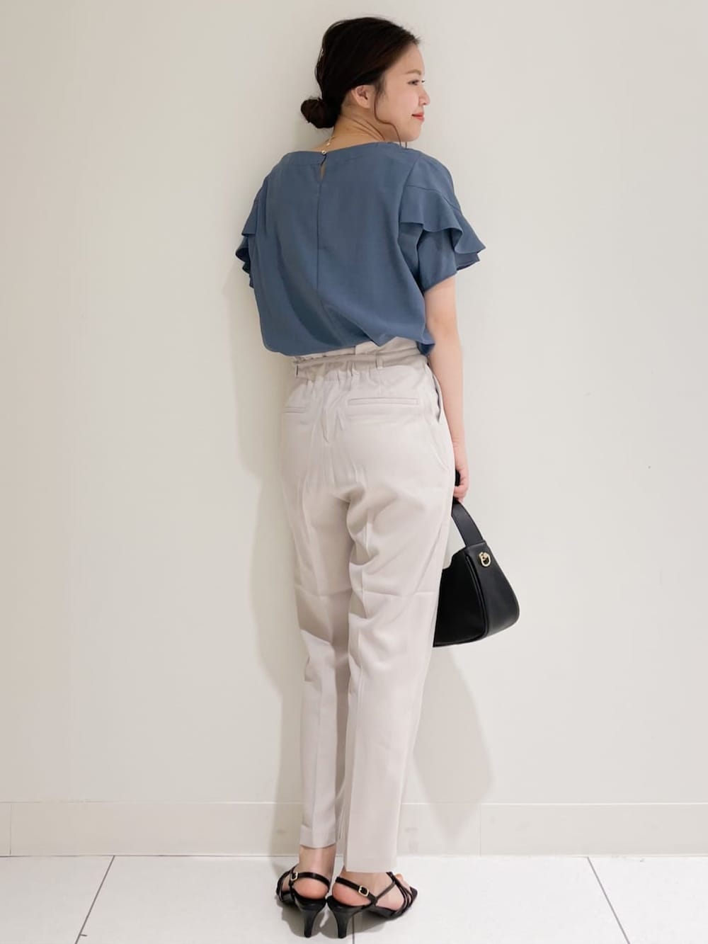 ブルー系のシャツ/ブラウス、グレー系のその他パンツ、ブラック系のショルダーバッグを着用したレディースの夏コーディネートの3枚目の写真