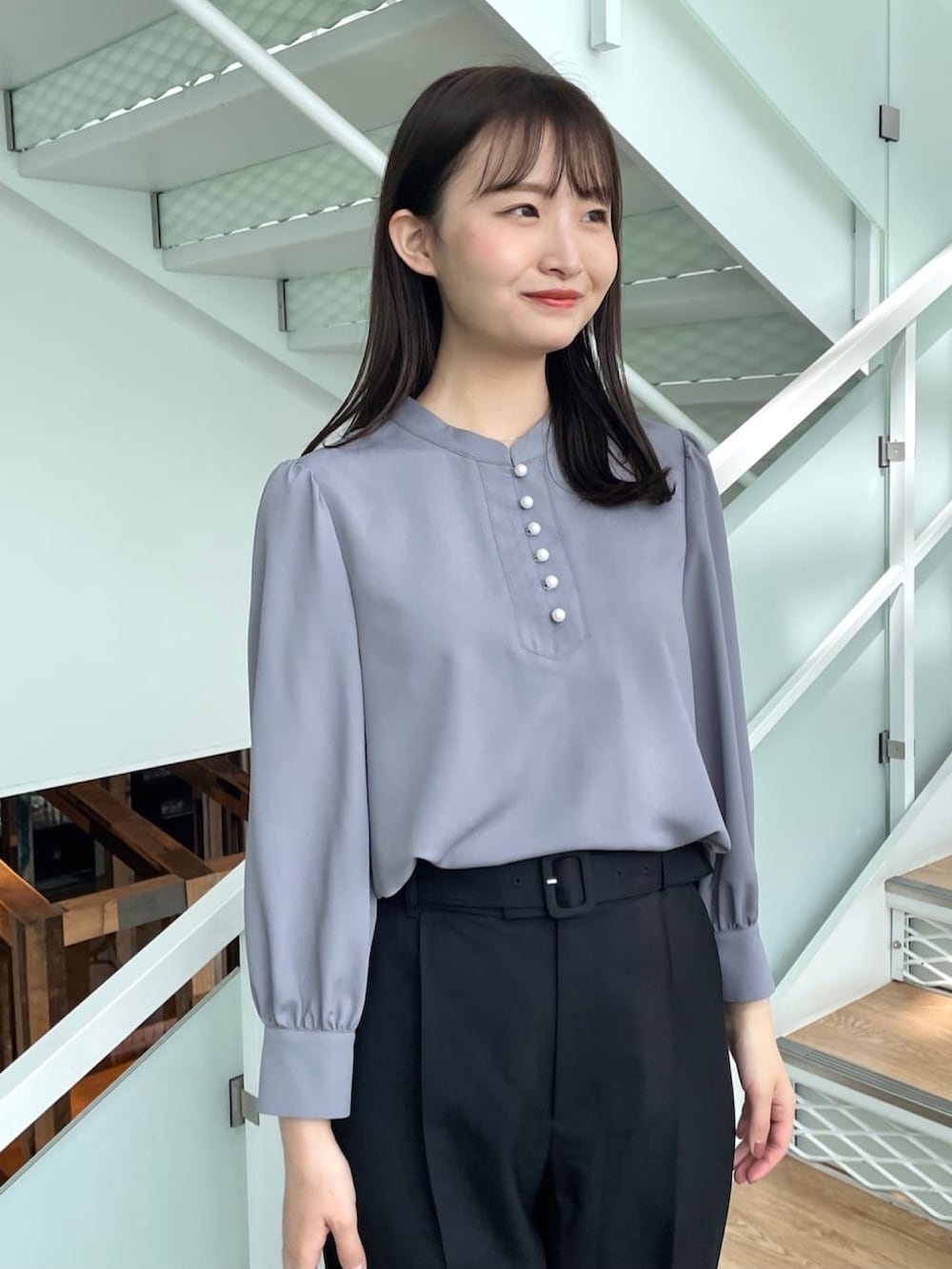 グレー系のシャツ/ブラウス、ブラック系のその他パンツ、ホワイト系のパンプスを着用したレディースの春コーディネートの3枚目の写真