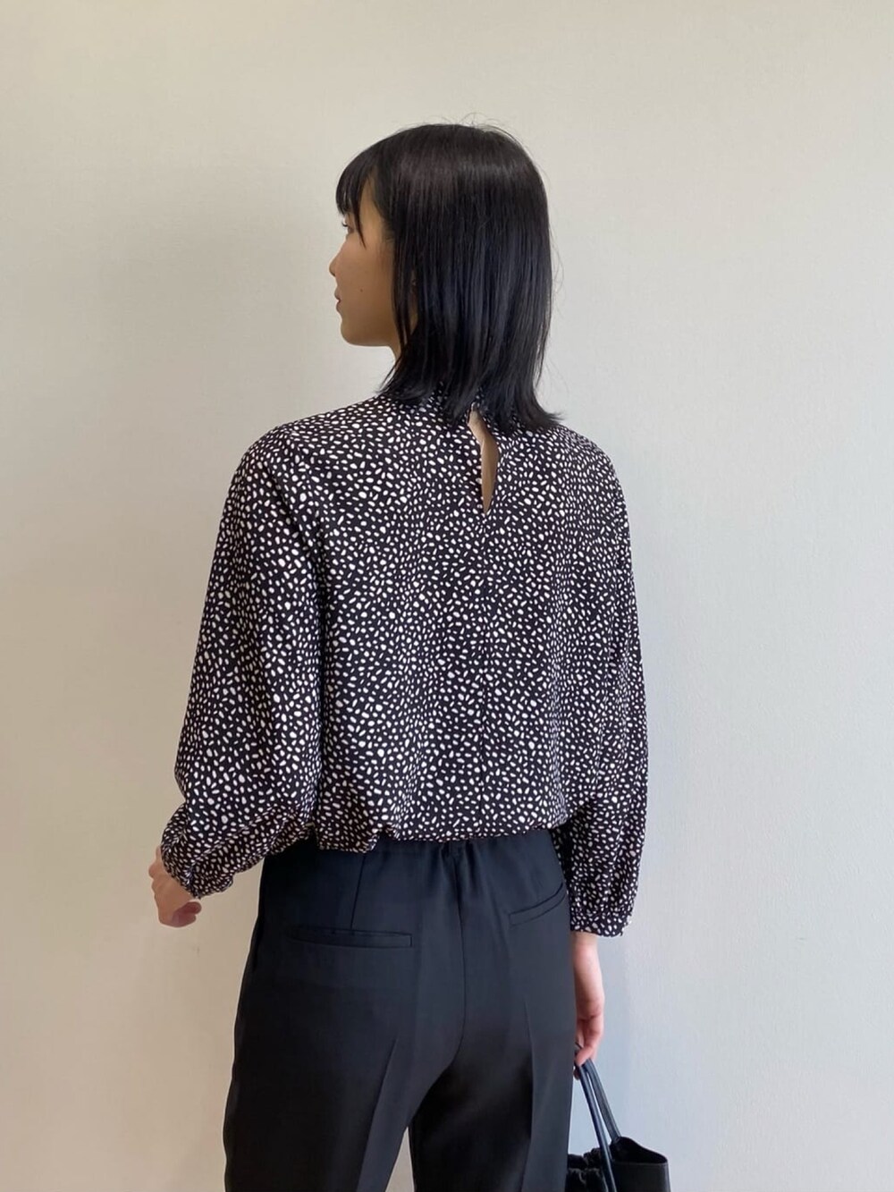 ブラック系のトートバッグ、ベージュ系のパンプス、ブラック系のその他パンツを着用したレディースの春コーディネートの5枚目の写真