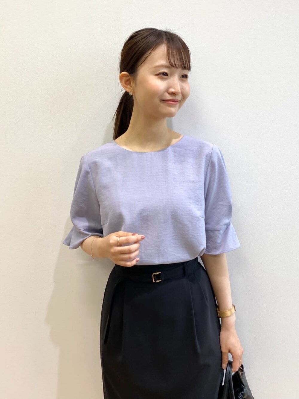 「ワントーンコーデ、ブルー、プチプラ、きれいめカジュアル、シンプルコーデ、シャツスタイル、インデックス、INDEX、ボリューム袖」｜「indexのタックスリーブ イージーケアブラウス【洗濯機洗い可/イージーケア/吸水速乾】（シャツ/ブラウス、ブルー系）」を使った、index スタッフさん（レディース・158cm）の春コーディネートの4枚目の写真