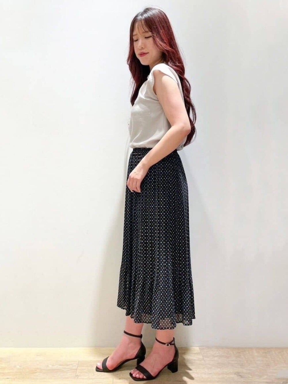 ブラック系のスカート、ベージュ系のシャツ/ブラウス、ブラック系のサンダルを着用したレディースの夏コーディネートの2枚目の写真