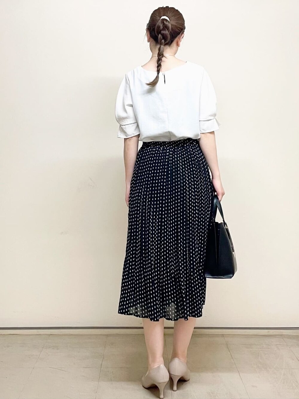 ホワイト系のシャツ/ブラウス、ブラック系のスカート、ブラック系のトートバッグを着用したレディースの春コーディネートの4枚目の写真