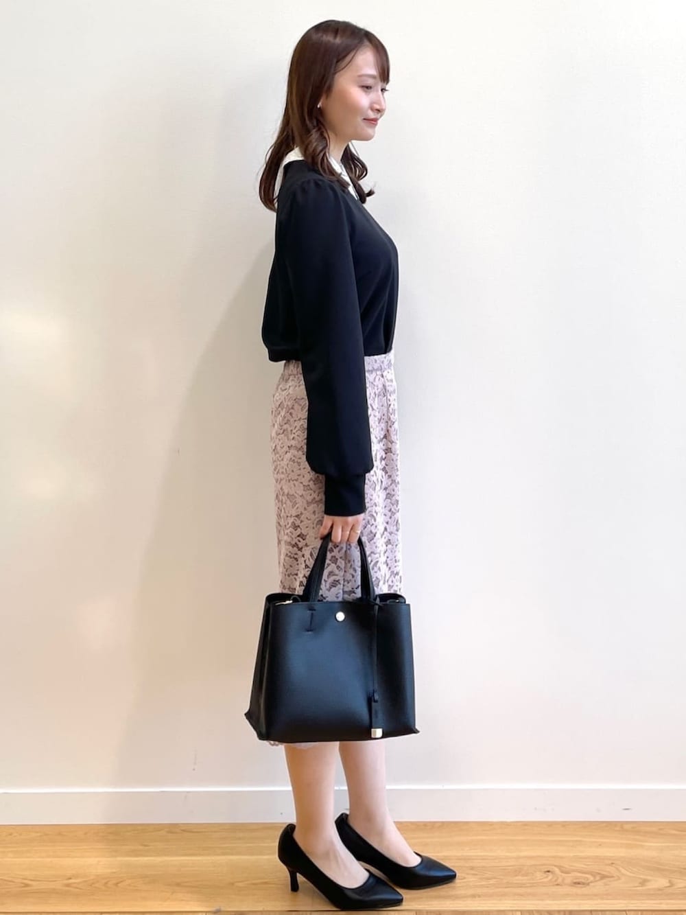 ブラック系のTシャツ/カットソー、ベージュ系のスカート、ブラック系のパンプスを着用したレディースの冬コーディネートの2枚目の写真