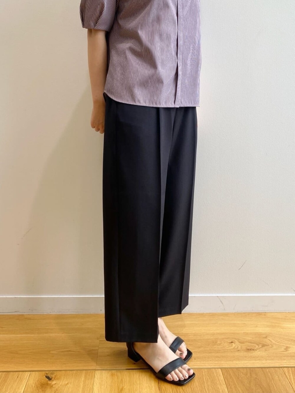 パープル系のシャツ/ブラウス、ブラック系のその他パンツ、ブラック系のサンダルを着用したレディースの夏コーディネートの10枚目の写真