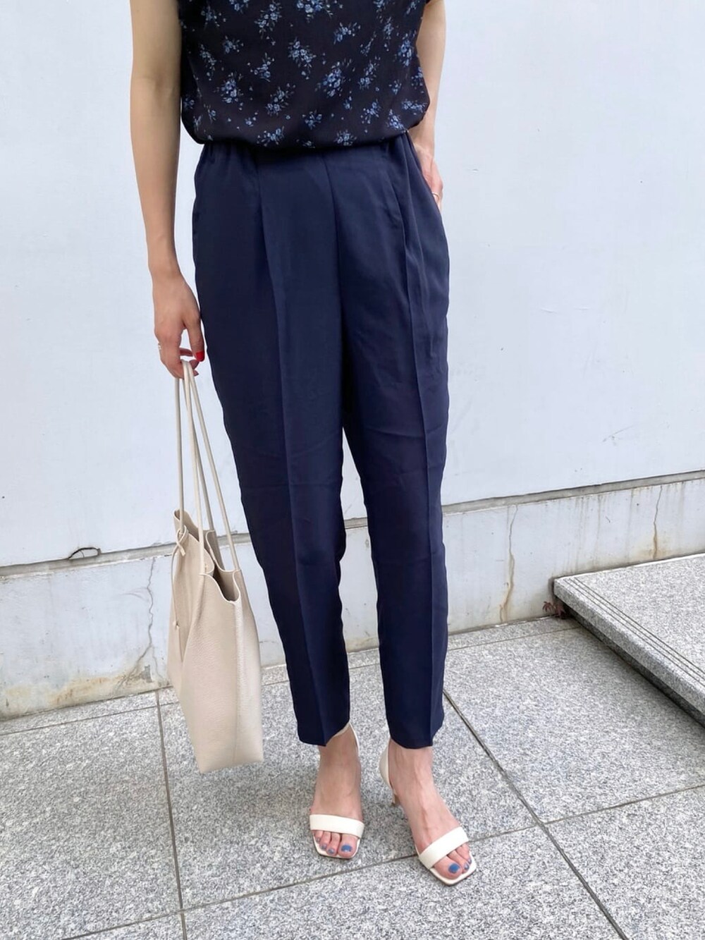 ブルー系のシャツ/ブラウス、ブルー系のその他パンツ、グレー系のトートバッグを着用したレディースの夏コーディネートの4枚目の写真