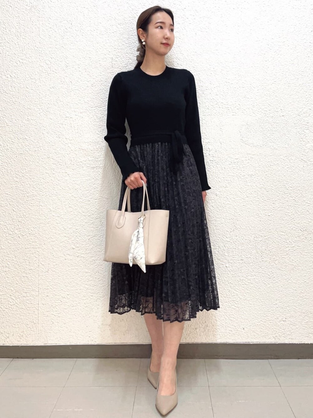 ブラック系のワンピース、ベージュ系のノーカラーコート、ベージュ系のパンプスを着用したレディースの春コーディネートの4枚目の写真