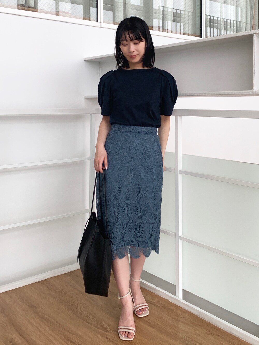 ホワイト系のカーディガン/ボレロ、ブルー系のTシャツ/カットソー、ブルー系のスカートを着用したレディースの春コーディネートの2枚目の写真