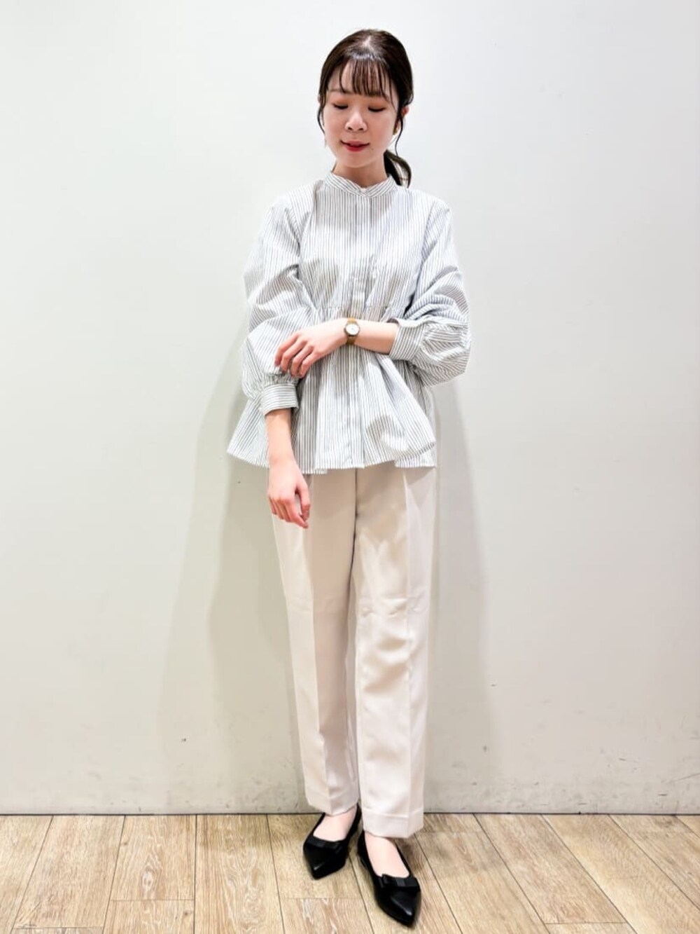ホワイト系のシャツ/ブラウス、ベージュ系のその他パンツを着用したレディースの秋コーディネートの2枚目の写真
