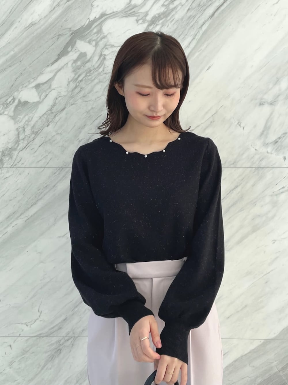 ブラック系のニット/セーター、ピンク系のその他パンツ、ブラック系のトートバッグを着用したレディースの冬コーディネートの5枚目の写真