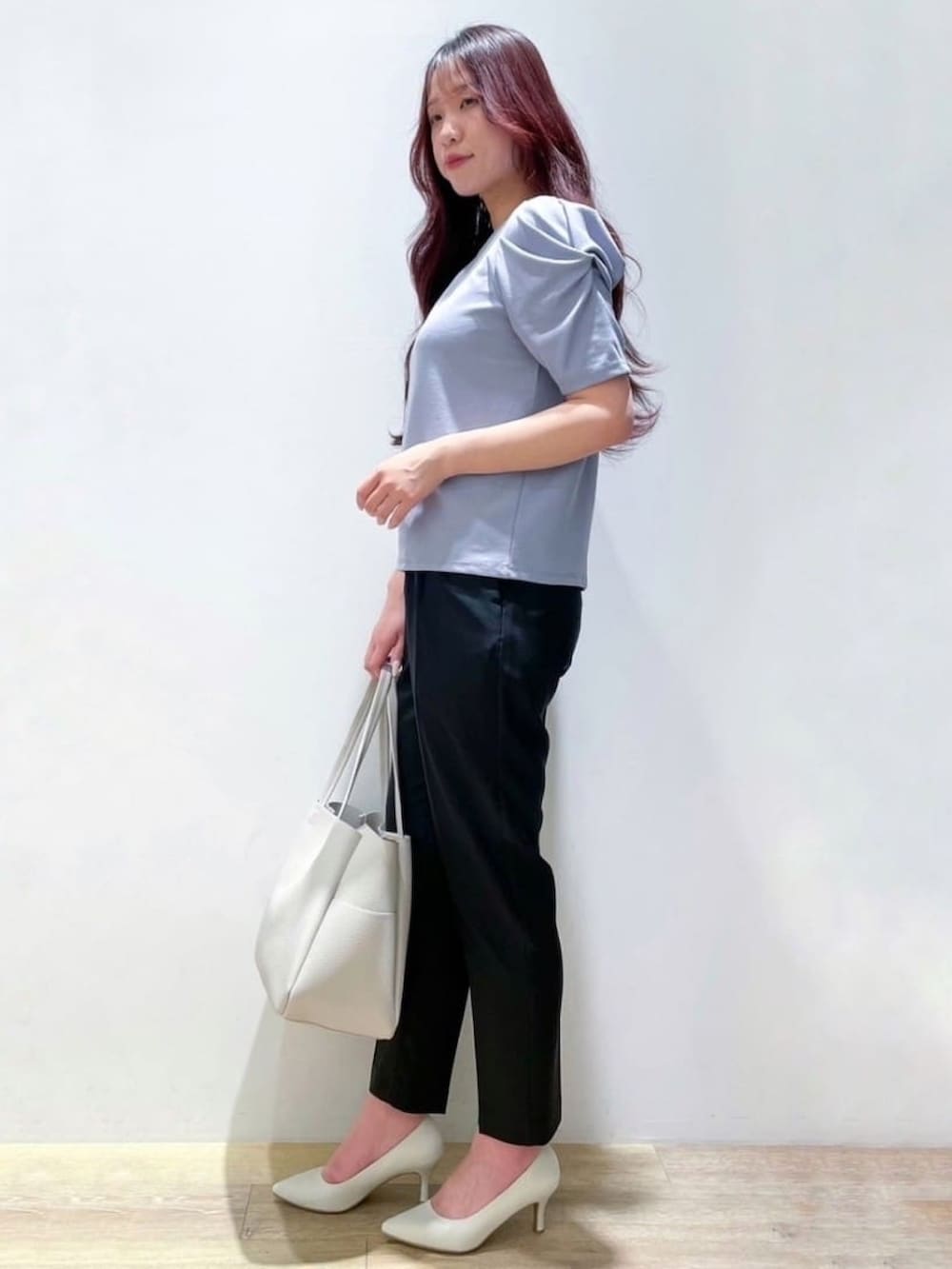 ブルー系のTシャツ/カットソー、ブラック系のその他パンツ、ホワイト系のパンプスを着用したレディースの春コーディネートの2枚目の写真