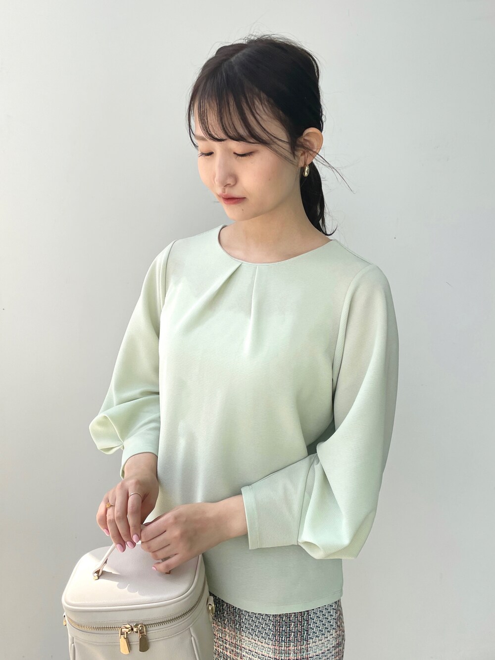 グリーン系のTシャツ/カットソー、グリーン系のスカートを着用したレディースの春コーディネートの2枚目の写真