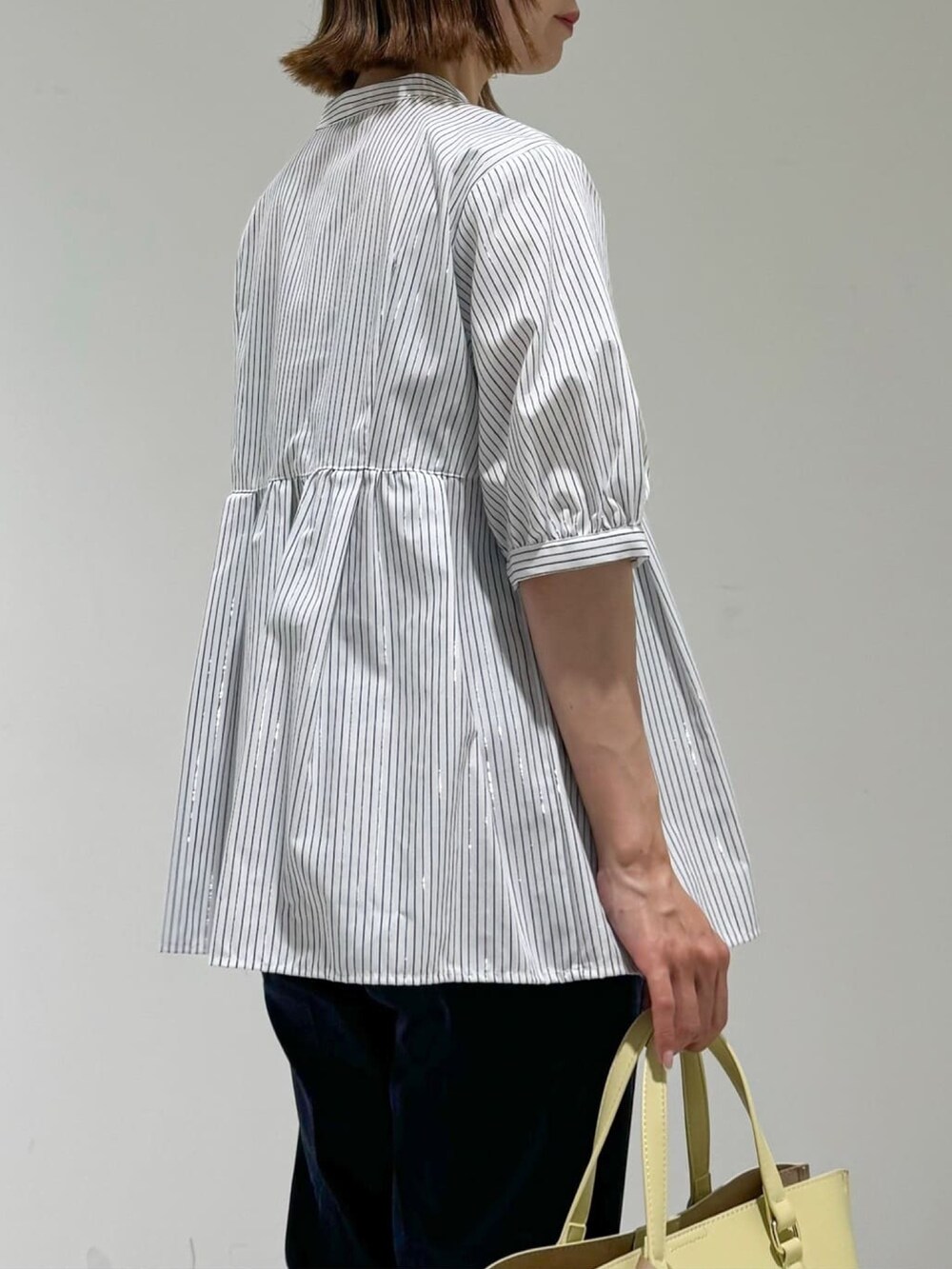 ホワイト系のシャツ/ブラウス、ブルー系のその他パンツ、ブラック系のサンダルを着用したレディースの春コーディネートの6枚目の写真