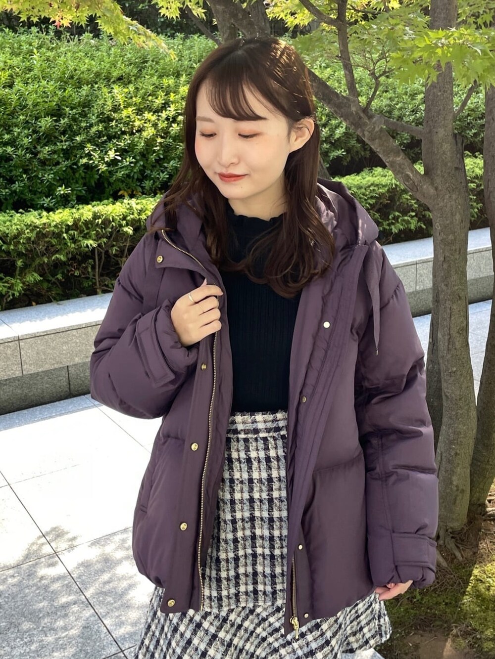 「INDEX、index、インデックス、ダウン、ダウンジャケット、ロングブーツ、ミニスカート、パープル、秋冬コーデ、きれいめカジュアル、キレイめ、休日スタイル、休日コーデ、ニット、冬コーデ」｜「indexのグリーンダウン サイドジップミドル丈ダウンコート（ダウンジャケット/コート、パープル系）」を使った、index スタッフさん（レディース・158cm）の秋コーディネートの4枚目の写真