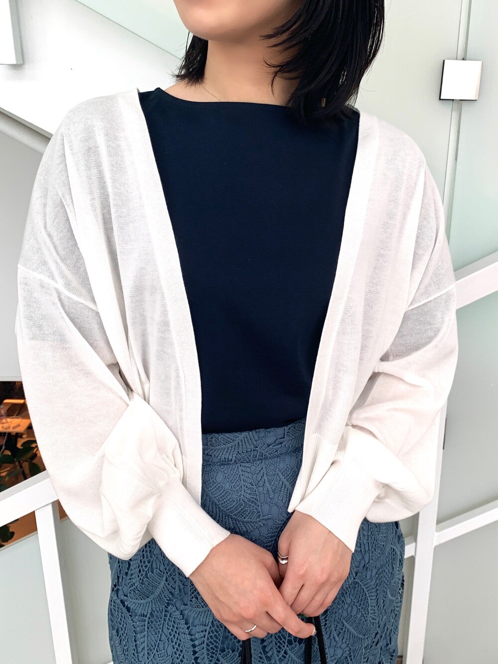 ホワイト系のカーディガン/ボレロ、ブルー系のTシャツ/カットソー、ブルー系のスカートを着用したレディースの春コーディネートの3枚目の写真