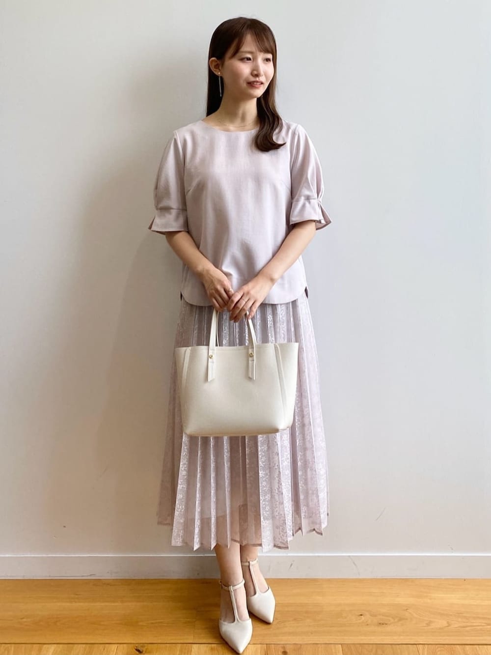 ベージュ系のシャツ/ブラウス、ベージュ系のスカート、ホワイト系のトートバッグを着用したレディースの夏コーディネートの2枚目の写真