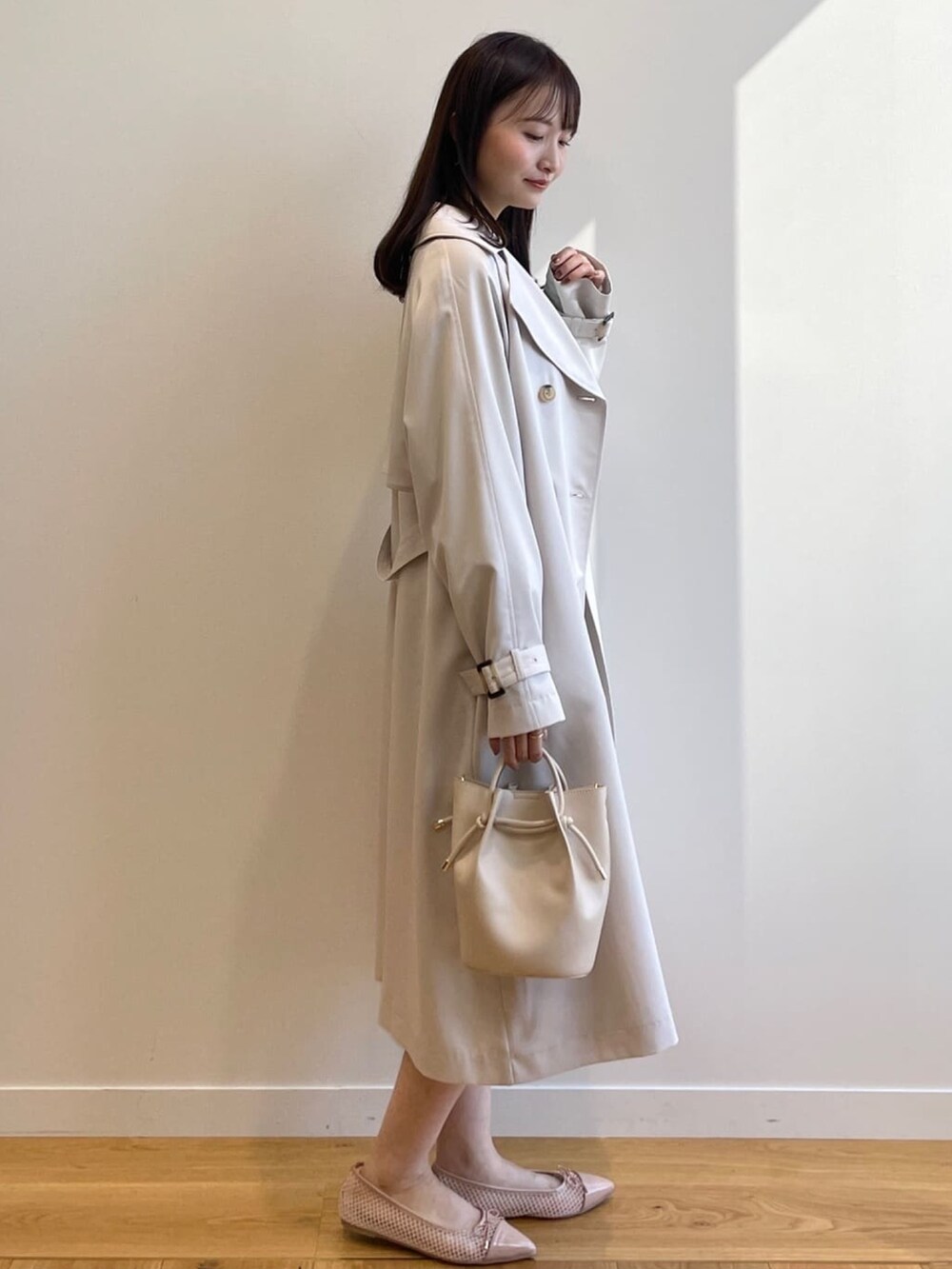 「トレンチコート、ドット柄、春アウター、シンプルコーデ、インデックス、INDEX、パステル映える春、春服みてみて、春服デビュー宣言」｜「indexのMIXケーブル ハイネックパフスリーブニット（ニット/セーター、グリーン系）」を使った、index スタッフさん（レディース・158cm）の春コーディネートの4枚目の写真