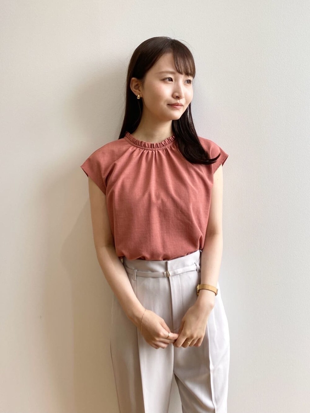 グレー系のその他パンツ、オレンジ系のシャツ/ブラウス、ブラック系のサンダルを着用したレディースの夏コーディネートの4枚目の写真