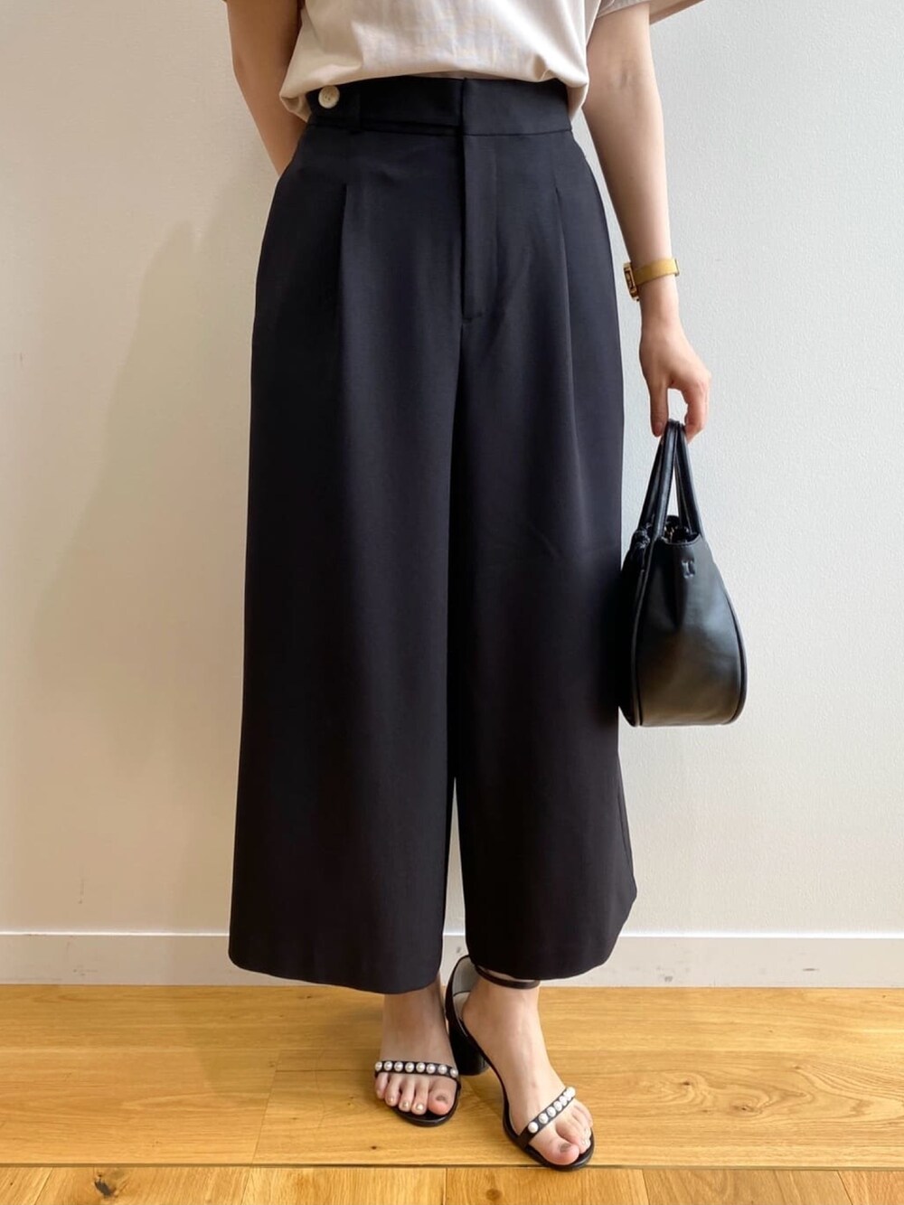 グレー系のTシャツ/カットソー、ブラック系のその他パンツ、ブラック系のトートバッグを着用したレディースの夏コーディネートの5枚目の写真