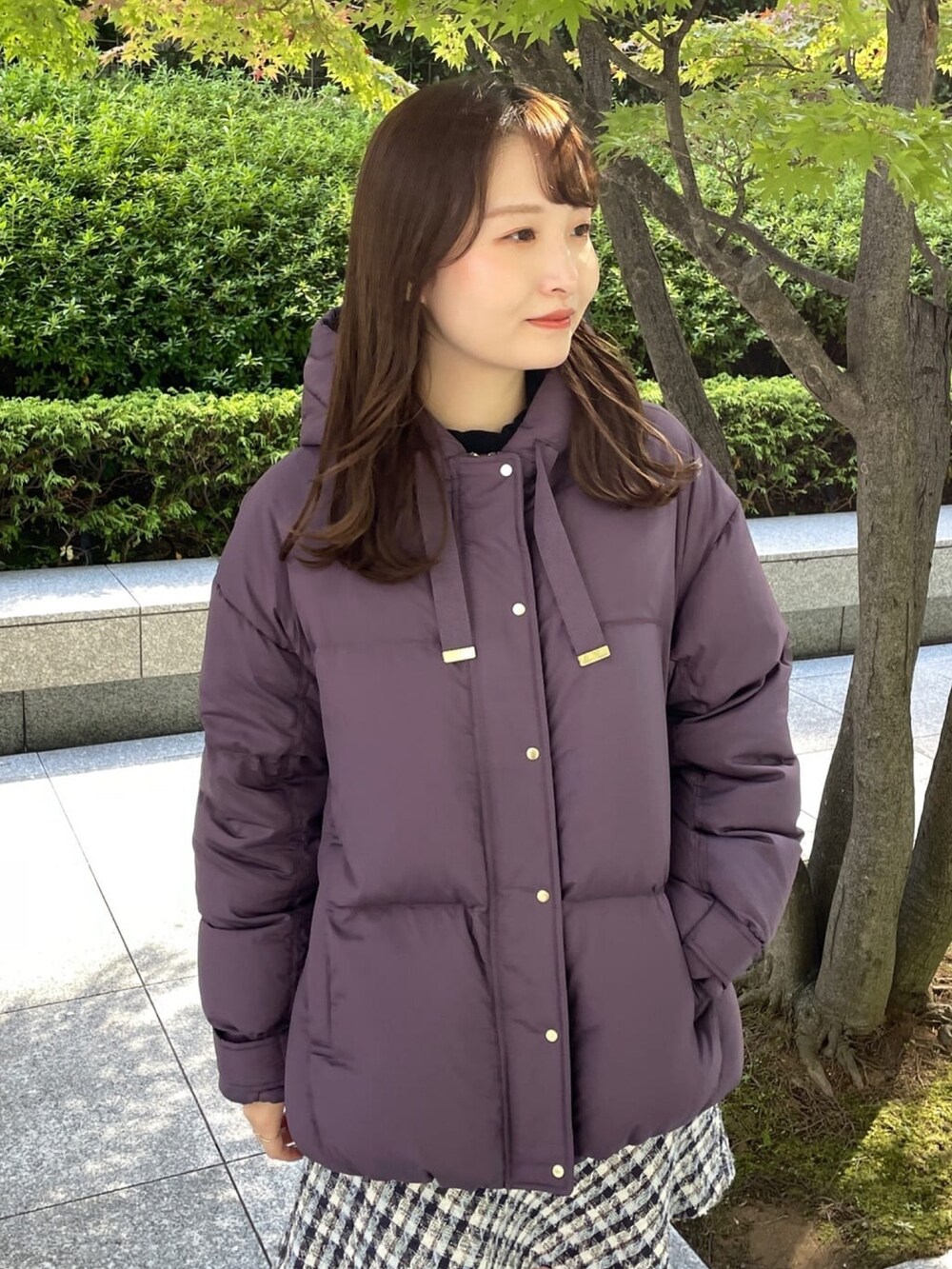 「INDEX、index、インデックス、ダウン、ダウンジャケット、ロングブーツ、ミニスカート、パープル、秋冬コーデ、きれいめカジュアル、キレイめ、休日スタイル、休日コーデ、ニット、冬コーデ」｜「indexのグリーンダウン サイドジップミドル丈ダウンコート（ダウンジャケット/コート、パープル系）」を使った、index スタッフさん（レディース・158cm）の秋コーディネートの5枚目の写真