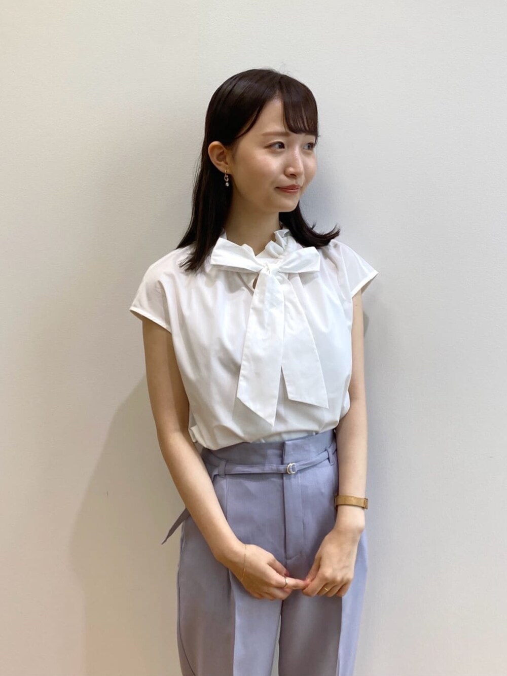 ブルー系のその他パンツ、ホワイト系のシャツ/ブラウス、ブラック系のその他シューズを着用したレディースの夏コーディネートの4枚目の写真