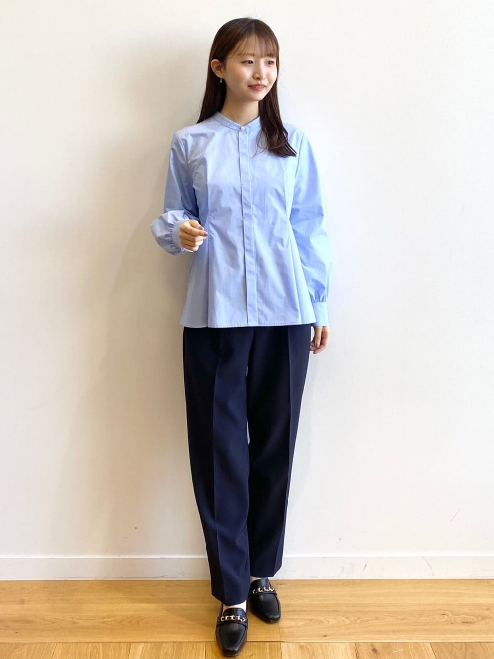 ブルー系のノーカラージャケット、ブルー系のシャツ/ブラウス、ブラック系のパンプスを着用したレディースの春コーディネートの6枚目の写真