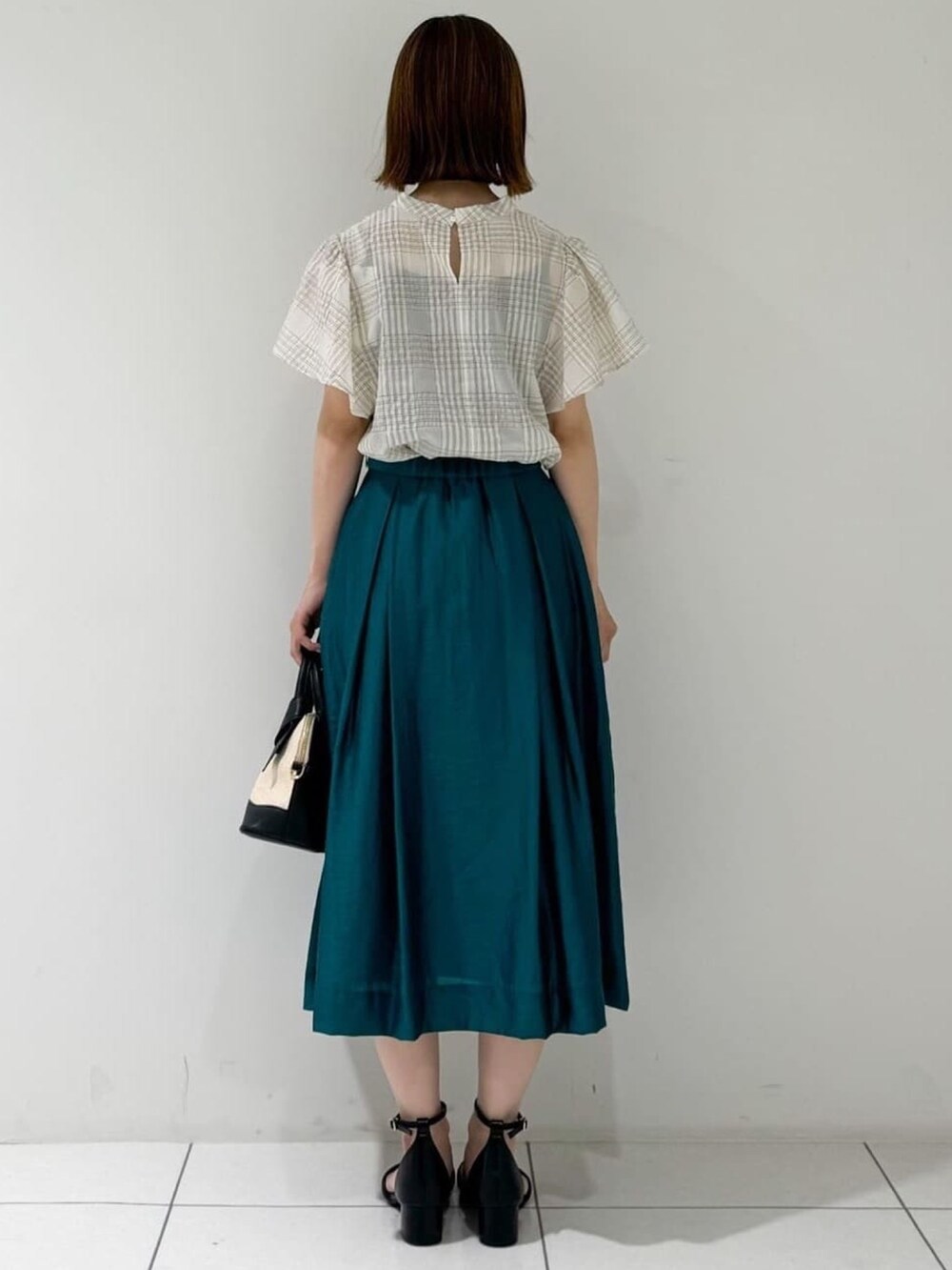 ブラック系のカーディガン/ボレロ、ベージュ系のシャツ/ブラウス、グリーン系のスカートを着用したレディースの夏コーディネートの7枚目の写真