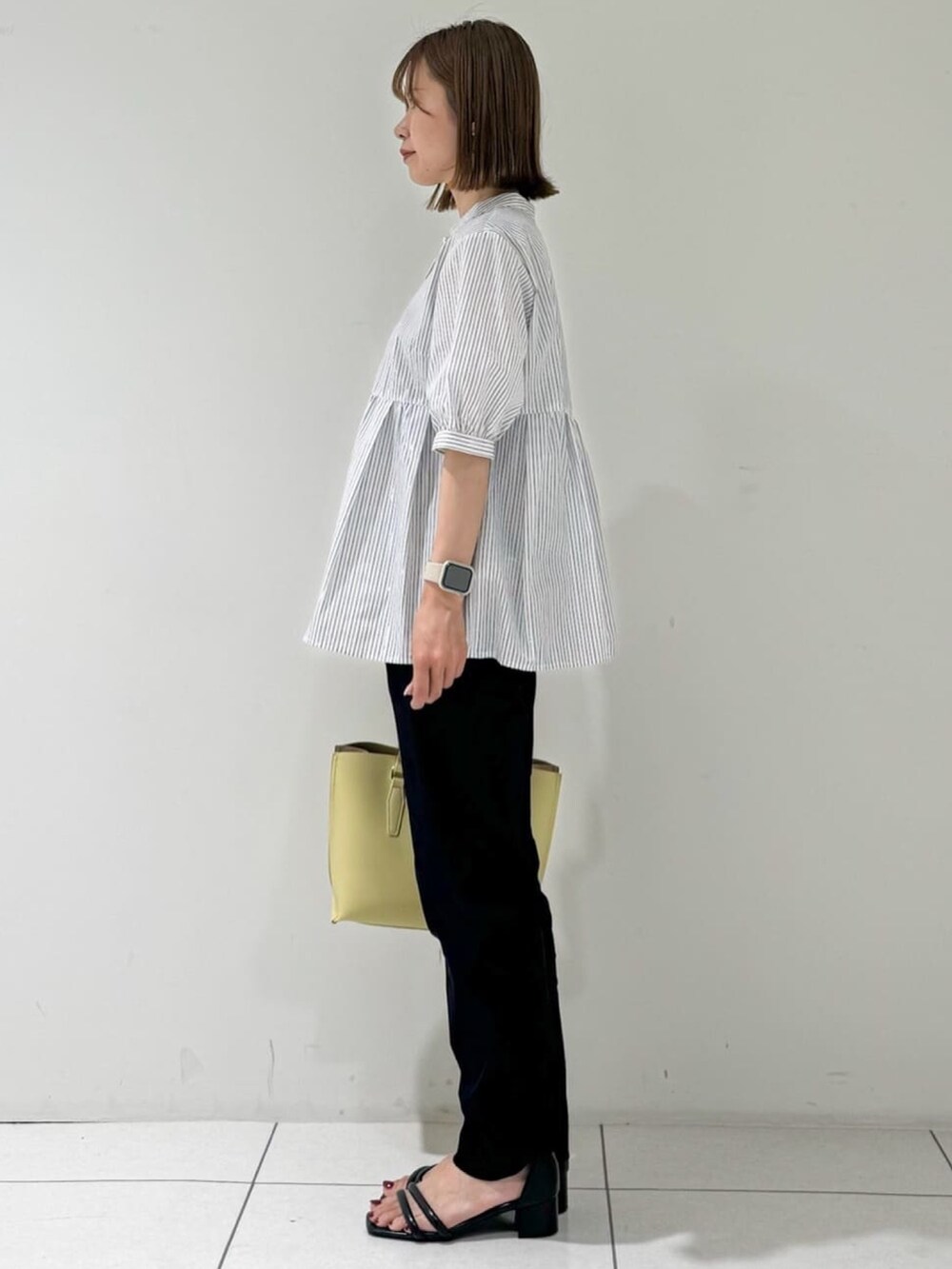 ホワイト系のシャツ/ブラウス、ブルー系のその他パンツ、ブラック系のサンダルを着用したレディースの春コーディネートの2枚目の写真