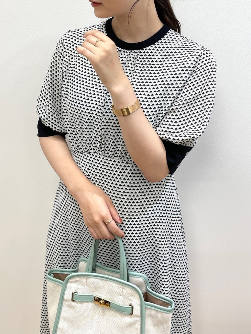 ベージュ系のワンピース、グリーン系のトートバッグ、その他のパンプスを着用したレディースの夏コーディネートの3枚目の写真