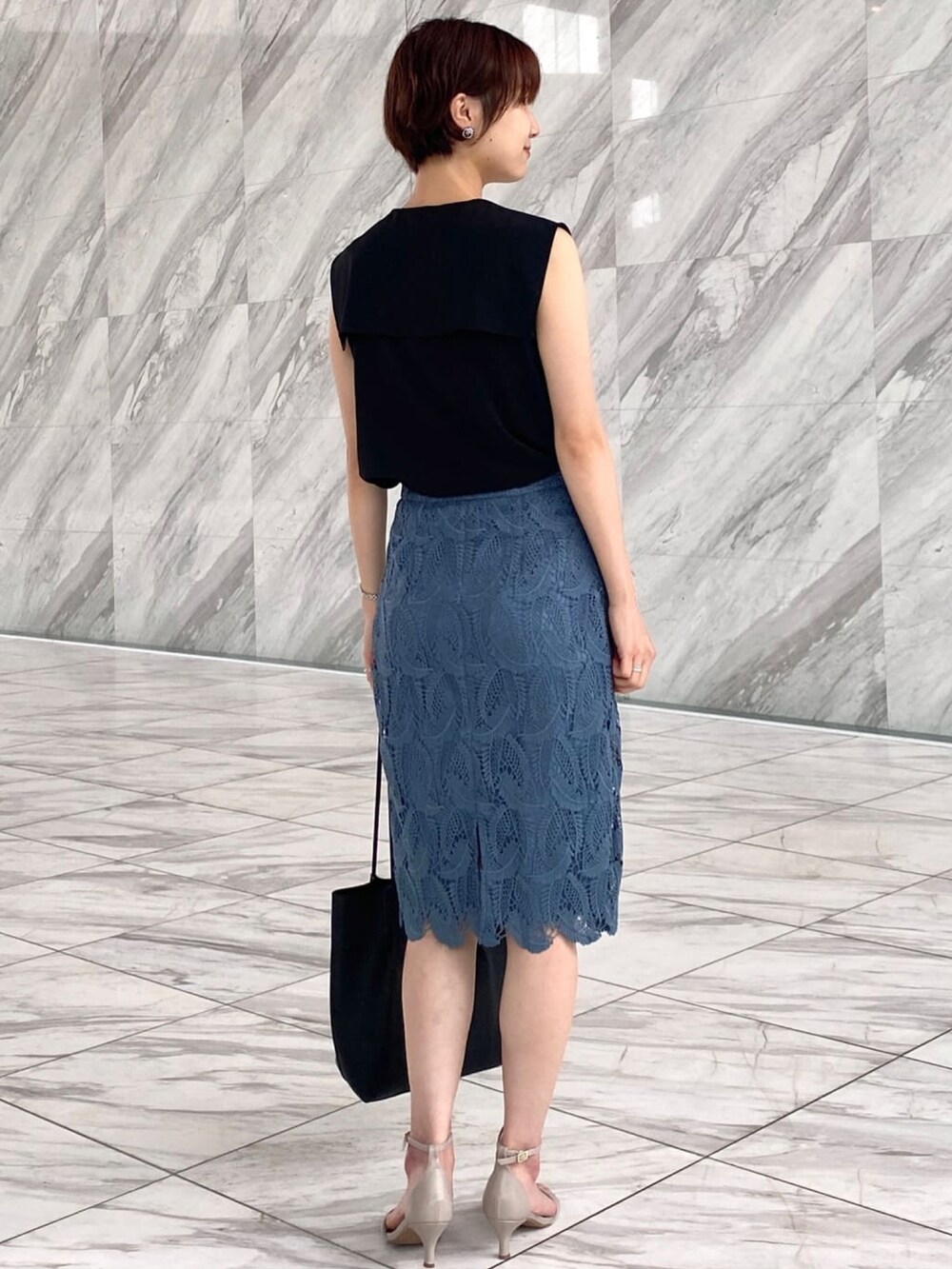 ブラック系のシャツ/ブラウス、ブルー系のスカート、ブラック系のトートバッグを着用したレディースの夏コーディネートの3枚目の写真