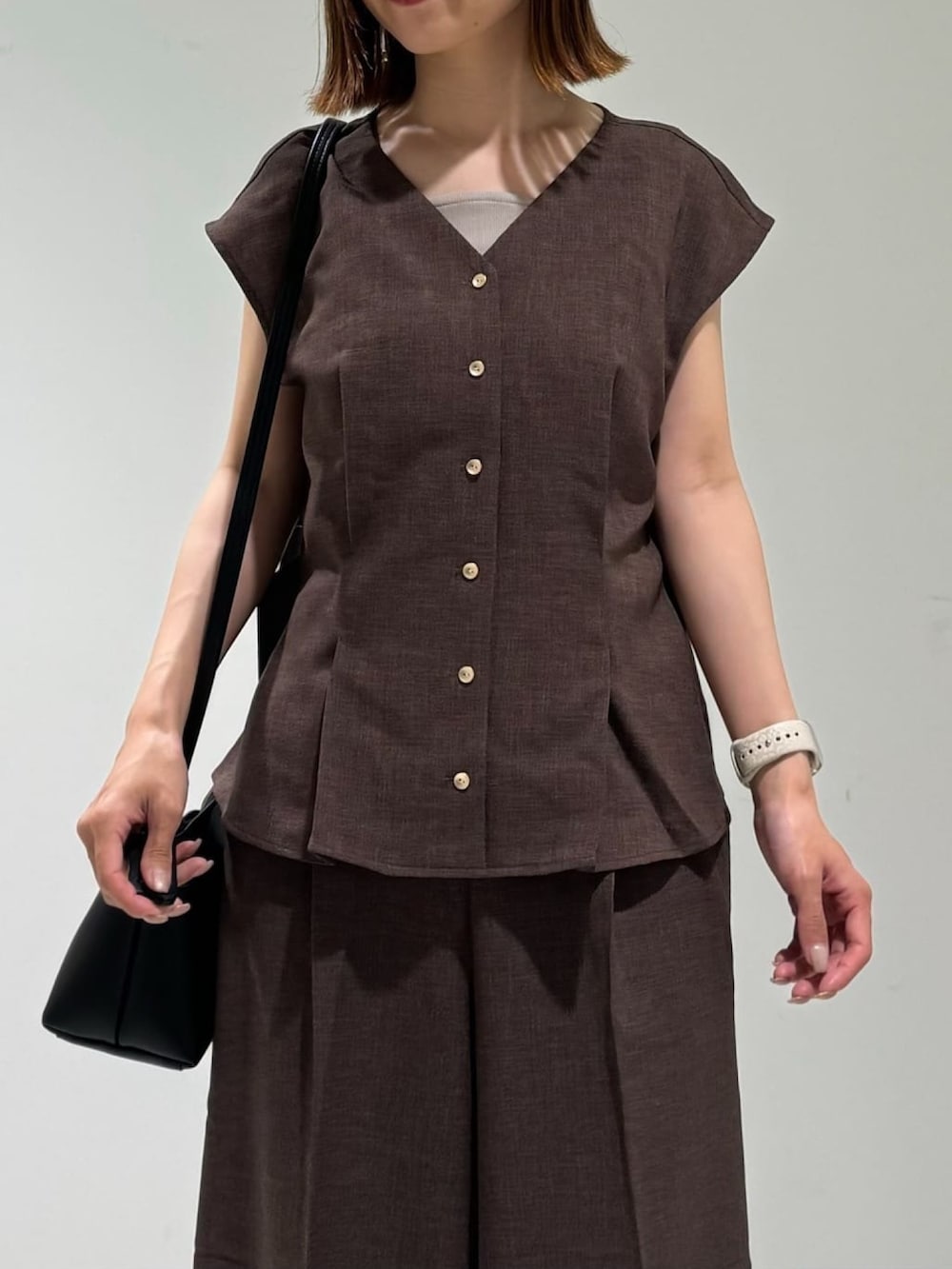 ブラウン系のその他パンツ、ブラウン系のシャツ/ブラウス、イエロー系のタンクトップを着用したレディースの夏コーディネートの4枚目の写真