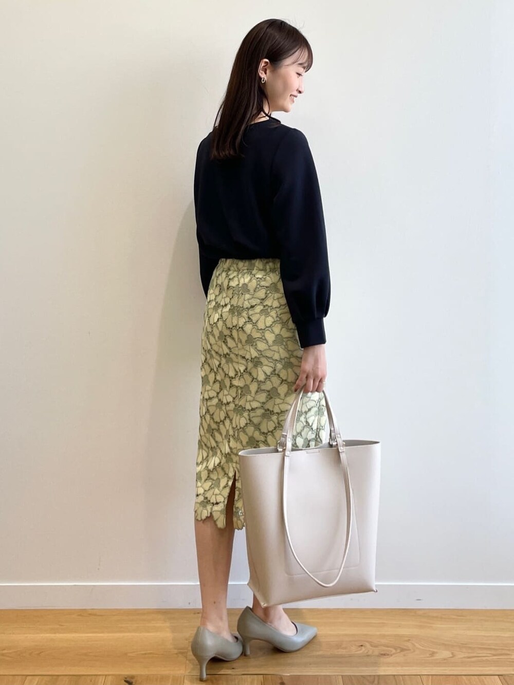 ブルー系のTシャツ/カットソー、イエロー系のスカート、グリーン系のパンプスを着用したレディースの春コーディネートの3枚目の写真