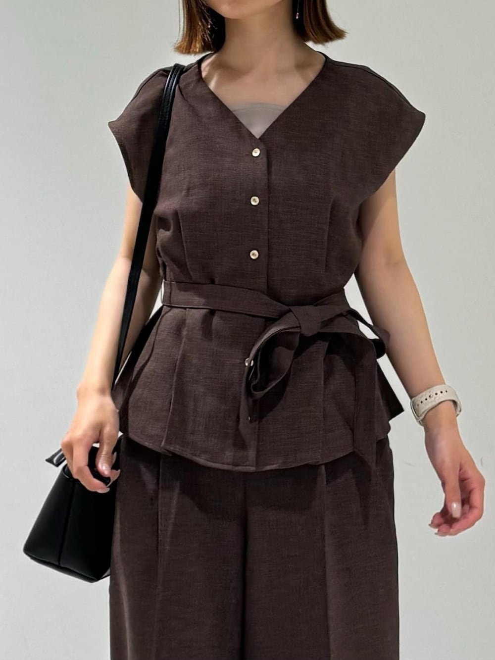 ブラウン系のその他パンツ、ブラウン系のシャツ/ブラウス、イエロー系のタンクトップを着用したレディースの夏コーディネートの3枚目の写真