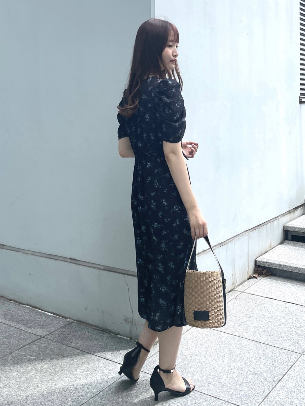 ブルー系のワンピース、ブラック系のショルダーバッグ、ブラック系のサンダルを着用したレディースの夏コーディネートの2枚目の写真