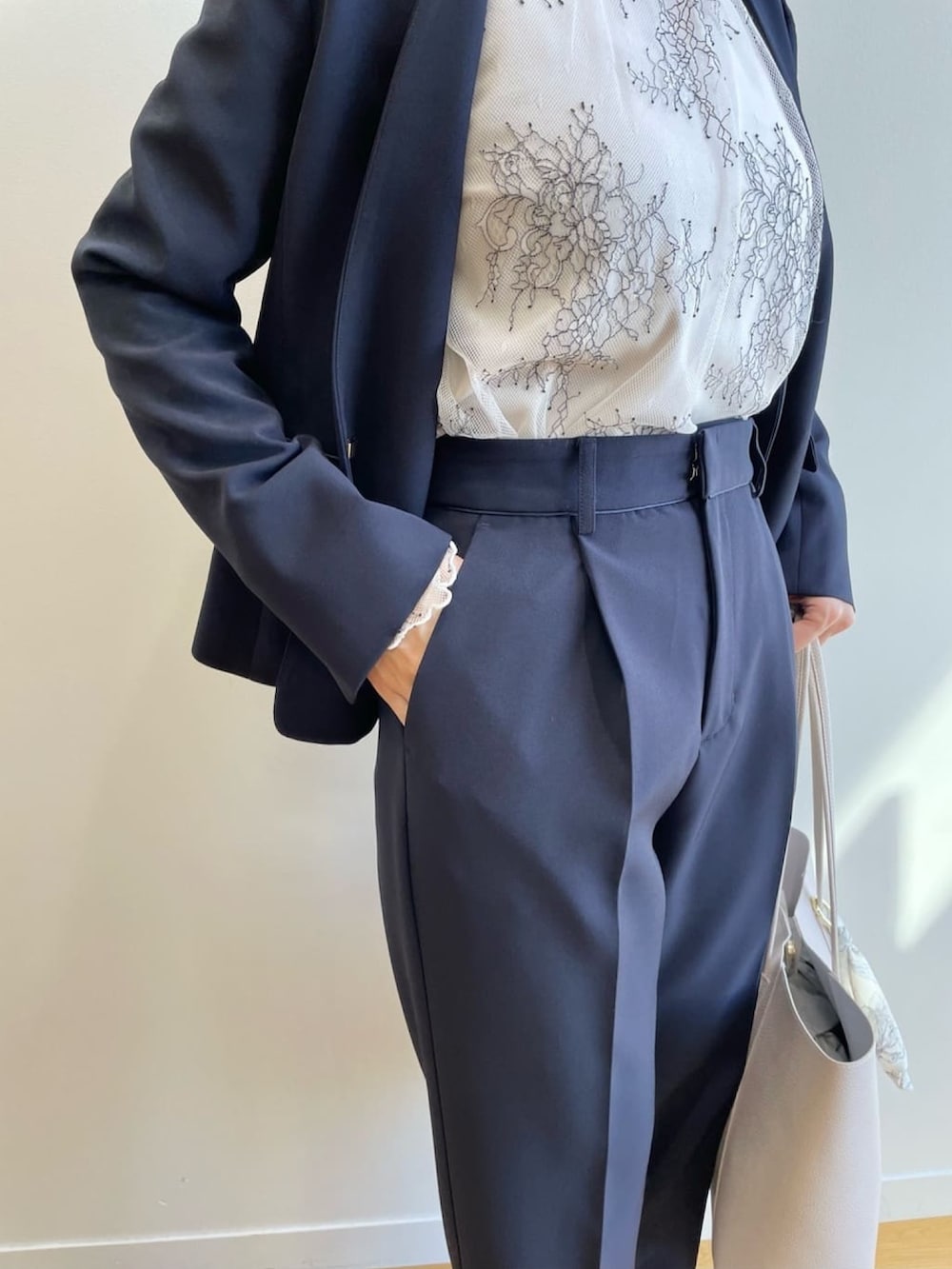 ブルー系のノーカラージャケット、ブルー系のその他パンツ、ベージュ系のTシャツ/カットソーを着用したレディースの冬コーディネートの5枚目の写真