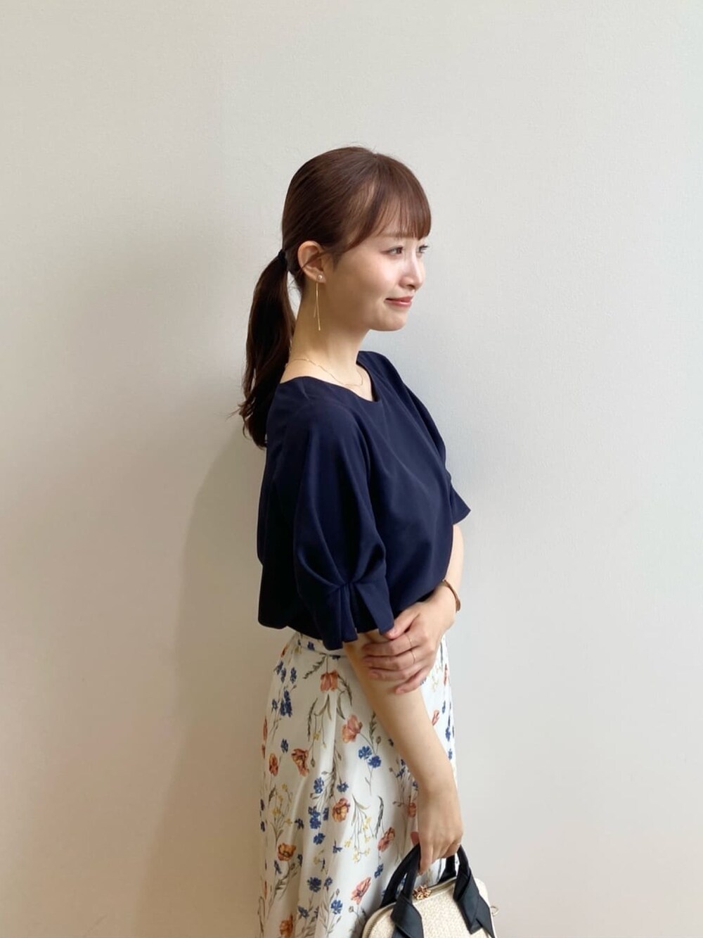 「INDEX、index、インデックス、プチプラ、夏コーデ、通勤コーデ、デートコーデ、サンダル、スカート、ブラウス、きれいめカジュアル、おでかけコーデ、オトナカジュアル、キレイめカジュアル、大人コーデ」｜「indexの《新色追加》タックスリーブブラウス【洗濯機洗い可/吸水速乾/防シワ/抗ピル】（シャツ/ブラウス、ブルー系）」を使った、index スタッフさん（レディース・158cm）の夏コーディネートの8枚目の写真