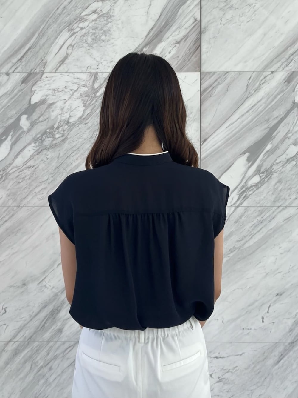 ブルー系のシャツ/ブラウス、ホワイト系のその他パンツ、ホワイト系のパンプスを着用したレディースの春コーディネートの3枚目の写真