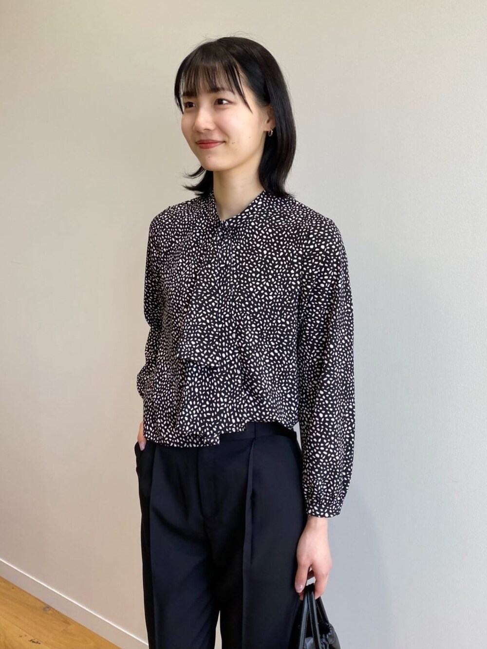 ブラック系のトートバッグ、ベージュ系のパンプス、ブラック系のその他パンツを着用したレディースの春コーディネートの4枚目の写真